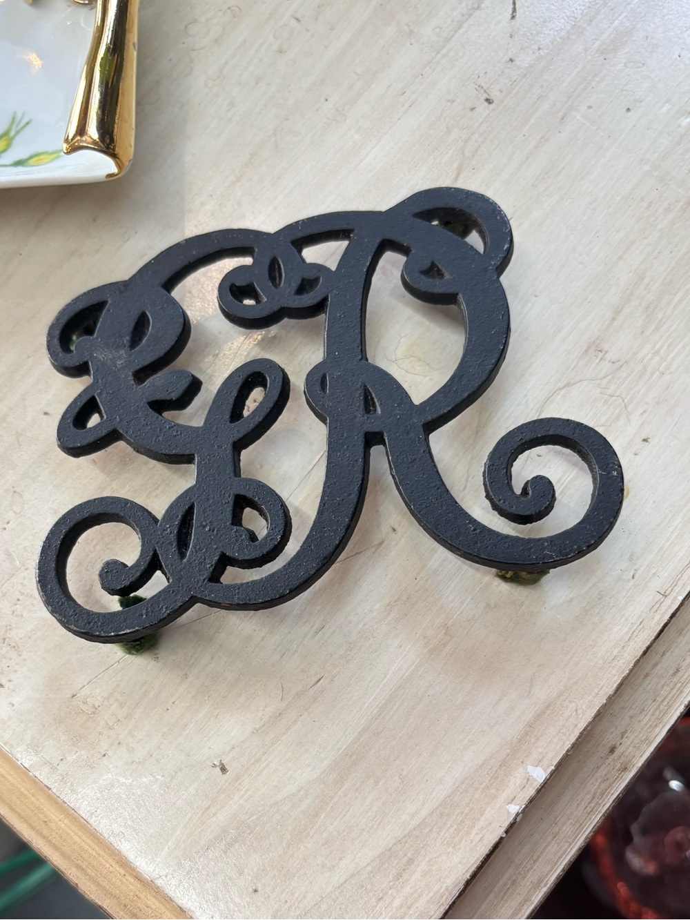 Vintage Colonial Williamsburg King George cast iron Trivet